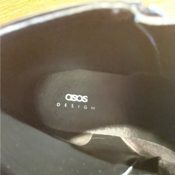 ASOS DESIGN chelsea boots in black faux leather with zips - Picture 4 of 5